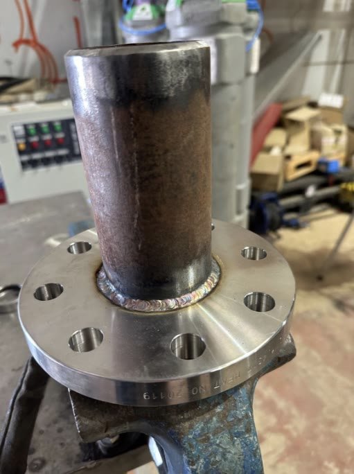 Tubo soldado a una brida de acero inoxidable con cordón TIG
